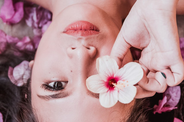 beautycologa ragazza con orchidea retinolo