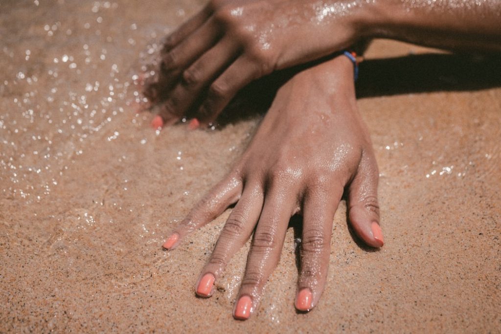 unghie sulla sabbia