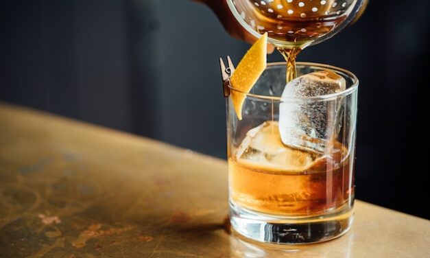 Alcol nei cosmetici e nei gel igienizzanti: fa male alla pelle?
