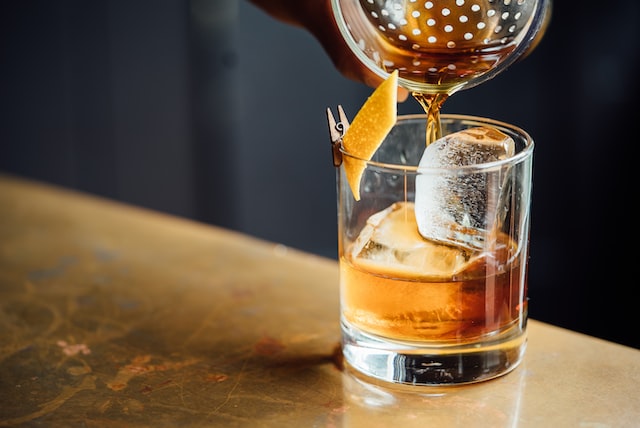 Alcol nei cosmetici e nei gel igienizzanti: fa male alla pelle?